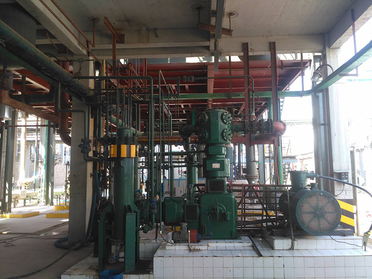 全國首臺套大排量往復(fù)式中高壓氯化氫壓縮機(jī)，用于液化氯化氫氣體。